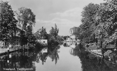 14932 Gezicht op de Vecht in de bebouwde kom te Vreeland uit het zuiden; met links de bebouwing aan de Boterweg. N.B. ...